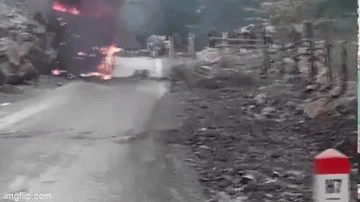 Đâm vào đá sạt lở bên đường, xe đầu kéo bốc cháy dữ dội