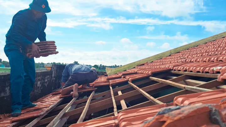 Long An: Giông lốc khiến nhiều nhà dân bị tốc mái, 1 người bị điện giật tử vong