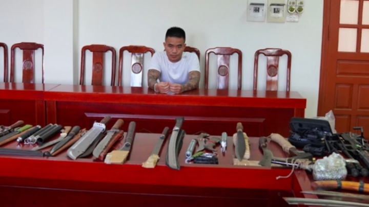 Bắt nhóm đối tượng cho vay nặng lãi, thu giữ nhiều hung khí nguy hiểm