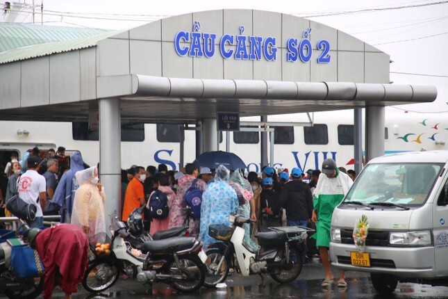 Phú Quốc: Thời tiết chuyển biến xấu, tàu phà ra đảo tạm ngưng hoạt động