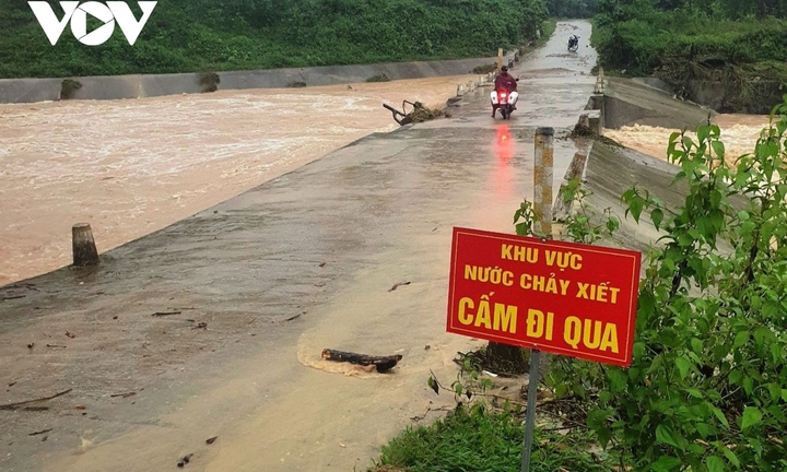 Một người đàn ông bị nước lũ cuốn trôi khi đi đánh cá