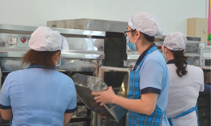 Hàng chục học sinh TP.HCM đau bụng, nôn ói sau bữa ăn bán trú ở trường