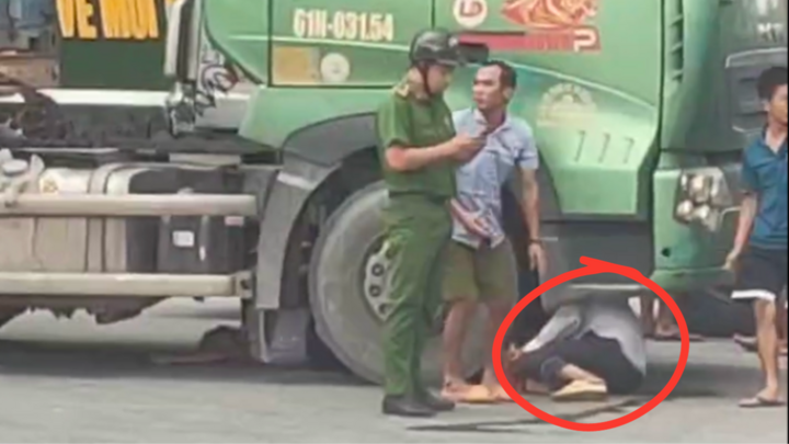 Hai nữ sinh lớp 7 thương vong sau va chạm với container