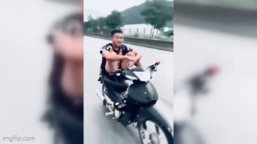 Lái xe máy bằng chân trên quốc lộ 1, nam thanh niên bị triệu tập