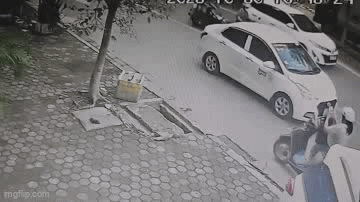 Thót tim clip mẹ bất cẩn dừng xe không tắt máy, con vít ga khiến cả hai gặp nạn