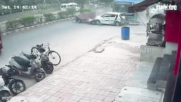 Kinh hoàng khoảnh khắc xe bus mất lái đâm hàng loạt phương tiện trên đường