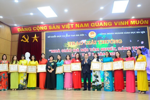 Hà Nội vinh danh 135 nhà giáo đoạt giải thưởng “Nhà giáo Hà Nội tâm huyết, sáng tạo” lần thứ bảy