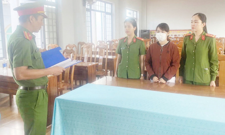 Thấy bạn vi phạm nồng độ cồn, người phụ nữ xé biên bản, tấn công CSGT