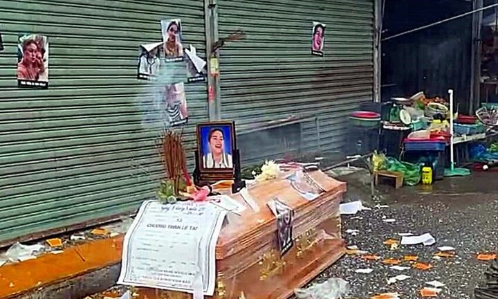 Đặt quan tài, ảnh thờ trước nhà chủ hụi để gây áp lực trả nợ