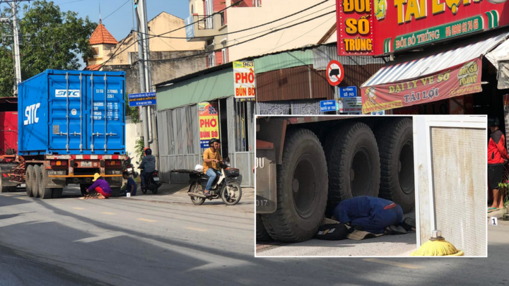 Xót xa cảnh chồng quỳ gối ôm thi thể vợ khóc nghẹn sau tai nạn ở TP. Thủ Đức