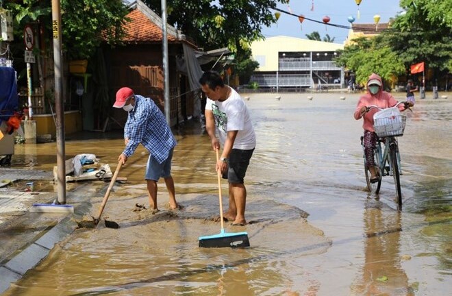 Gần 4.000 người dân Quảng Nam phải sơ tán vì nước lũ dâng cao, nhiều nơi xuất hiện sạt lở đất
