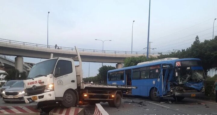 Xe buýt húc xe tải văng lên dải phân cách, nhiều sinh viên gào khóc