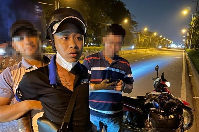 Giả cảnh sát hình sự, nam thanh niên xăm trổ chặn đường chiếm đoạt tài sản của thiếu niên