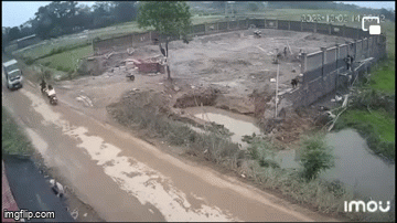 Xe máy va chạm với ô tô tải, người chồng tử vong, vợ mang bầu bị thương