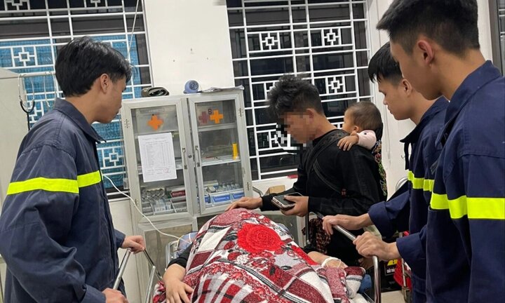 Giải cứu người mẹ 9X vừa địu con vừa khóc, đòi nhảy sông Hồng tự tử