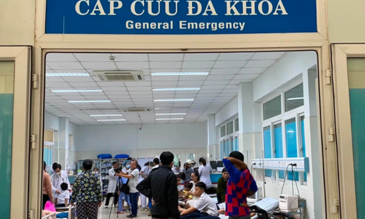 Ăn thức ăn của người phụ nữ lạ mặt cho, 44 học sinh nghi bị ngộ độc