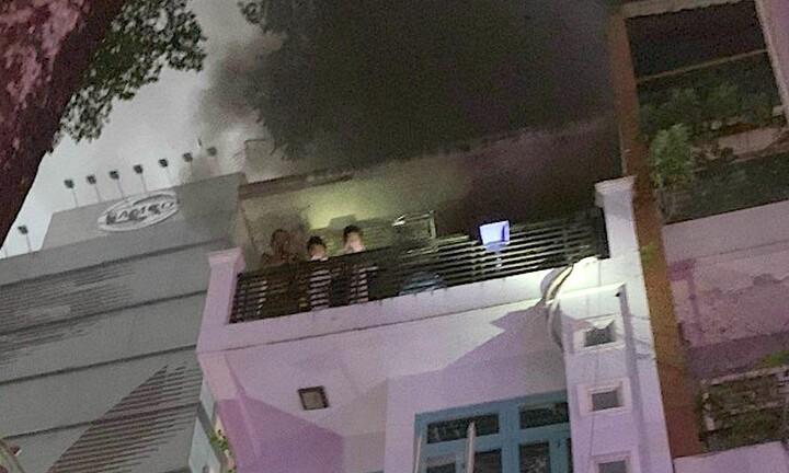 Cảnh sát giải cứu 6 người mắc kẹt trong đám cháy ở TP.HCM