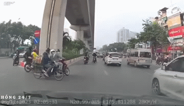 CSGT Hà Nội truy tìm nam thanh niên lái xe phân khối lớn gây tai nạn rồi bỏ chạy