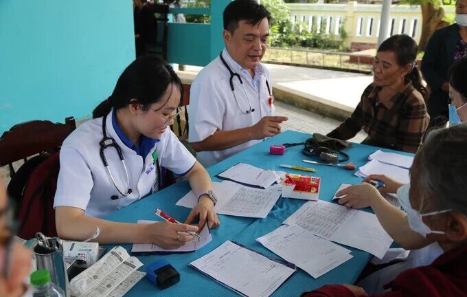 Hàng trăm người dân vùng rốn lũ Thừa Thiên - Huế được khám bệnh, cấp thuốc miễn phí