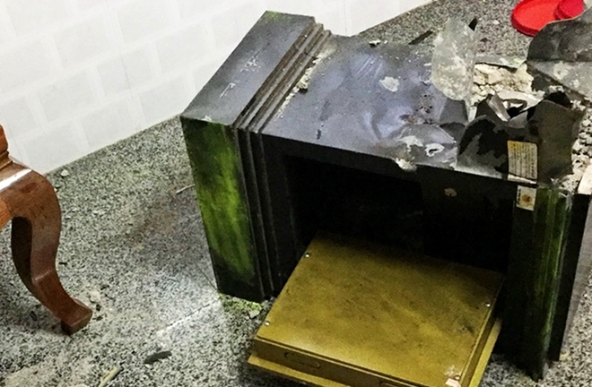 Người đàn ông lấy tiền cho nhân viên nữ rồi tạo hiện trường giả bị trộm