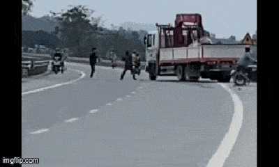 Vụ nhóm thanh niên chặn xe tải, đập vỡ kính ở Nghệ An: Tạm giữ hình sự 2 thanh niên