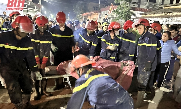 Vụ sập giàn giáo ở Thanh Hóa, 1 người chết: 4 người bị tuột theo bê tông xuống đất