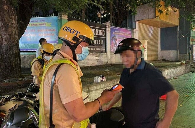 CSGT đo cồn sát nhà hàng tiệc cưới, nhiều người ở TP.HCM nồng độ kịch khung