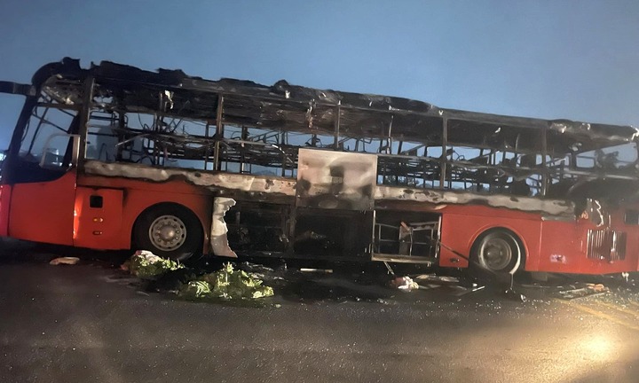 Xe giường nằm bất ngờ bốc cháy ngùn ngụt trên quốc lộ, 30 hành khách hoảng hốt tháo chạy