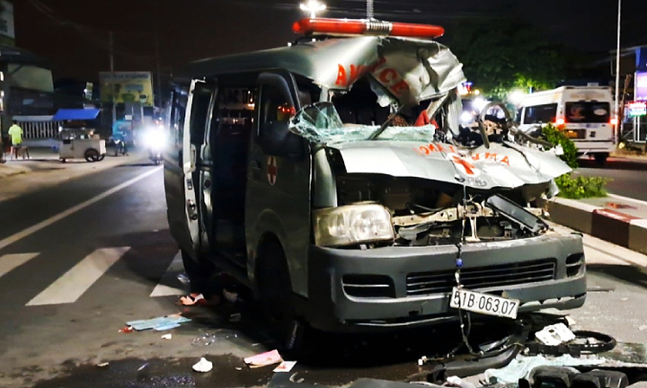 Xe cứu thương va chạm với xe tải, 3 người bị thương
