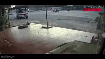 Xe tải không người lái lao tự do với tốc độ cao, tông vào 2 nhà dân