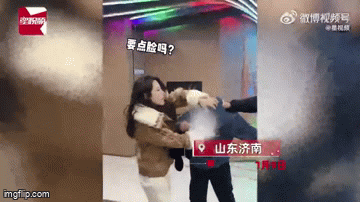 Quay lén trong toilet gặp đúng nữ cao thủ, tên biến thái nhận cái kết không thể đắng hơn