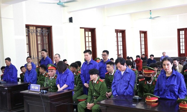 Tuyên án tử hình 9 bị cáo trong đường dây mua, bán hơn 1 tạ ma túy, người thân oà khóc