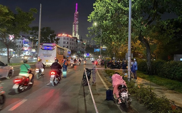 Người dân bàng hoàng phát hiện người phụ nữ tử vong bất thường trên xe máy ở TP.Thủ Đức