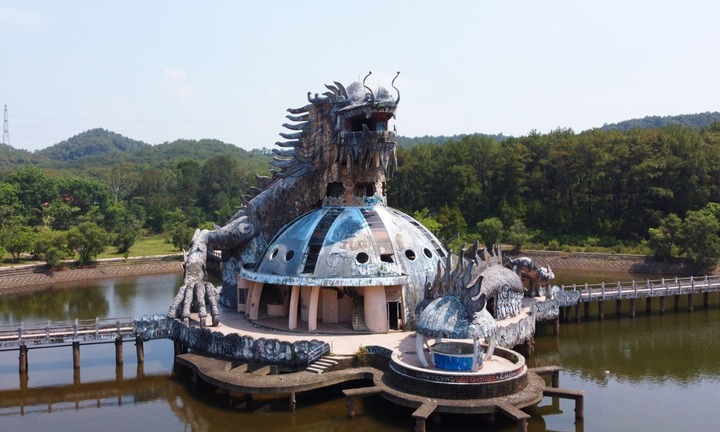 Tượng rồng hồ Thủy Tiên từng lên báo Mỹ sắp bị tháo dỡ, bán sắt vụn