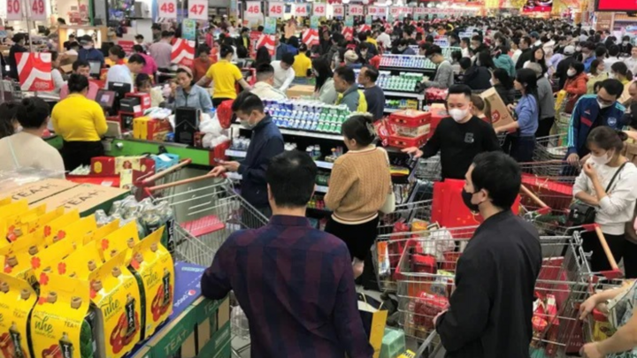 Người Hà Nội đi sắm Tết ngày nắng ấm, phố cổ, siêu thị đông