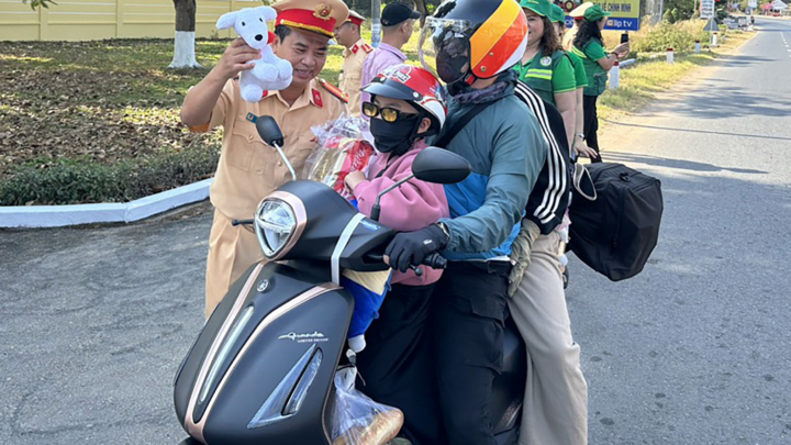 Xúc động hình ảnh CSGT lì xì, tặng bánh chưng tiếp sức cho người dân về quê ăn Tết