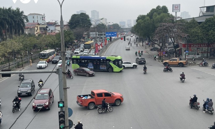 Hiếm thấy ở Hà Nội: 28 Tết bến xe đìu hiu, đường phố thông thoáng