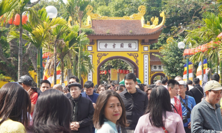 Người dân Hà Nội nô nức đổ về đền, chùa cầu may, du xuân chiều mùng 2 Tết