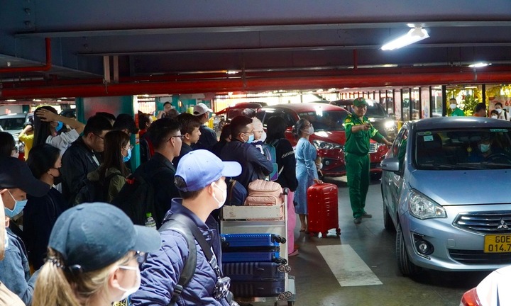 Sân bay Tân Sơn Nhất đón gần 160.000 lượt khách, vượt ngưỡng dự báo