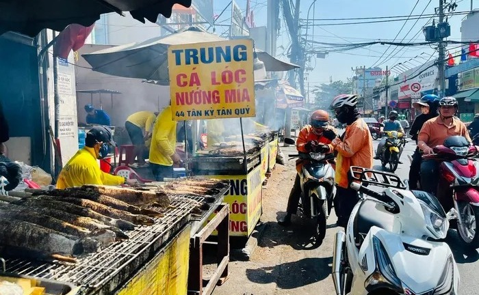 Phố cá lóc nướng ở TP.HCM tất bật trước ngày vía Thần Tài