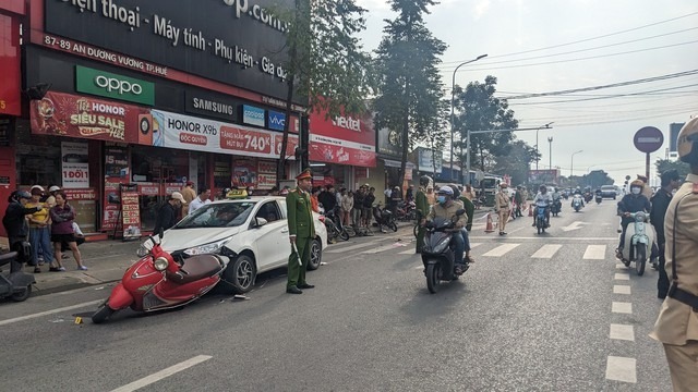 Taxi đâm liên hoàn nhiều xe máy dừng đèn đỏ, 6 người nhập viện
