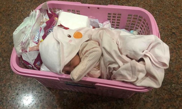Bé gái 6 tháng tuổi bị bỏ rơi trước cổng chùa cùng thư tay
