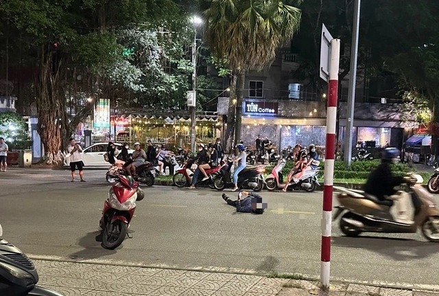 Bất ngờ với danh tính người đàn ông nằm giữa đường xem điện thoại khi bị đo nồng độ cồn