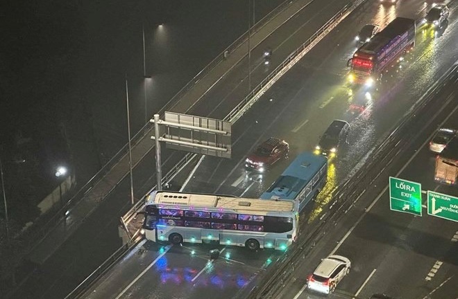 Hiện trường vụ ô tô khách giường nằm mất lái, nằm chắn ngang đường khiến Vành đai 3 ùn tắc kéo dài