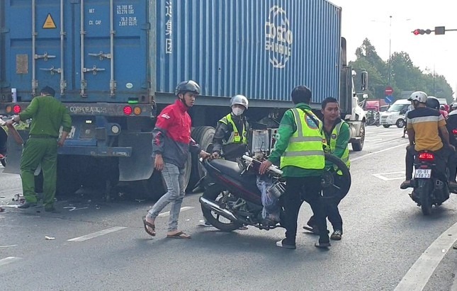 Trên đường tan ca trở về phòng trọ, nam công nhân tử vong sau khi tông vào đuôi container