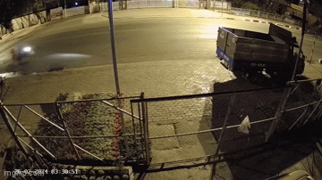 Đang quét rác, nữ công nhân bị xe máy tông chấn thương