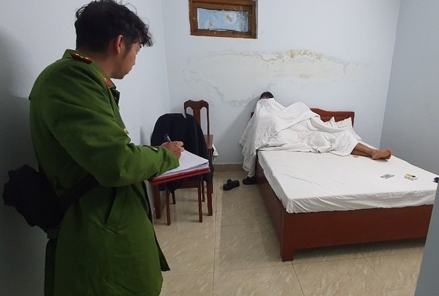 Bắt quả tang 3 nhân viên quán karaoke