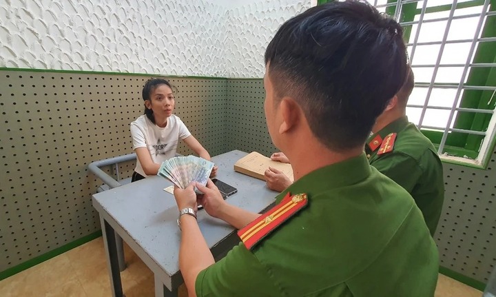 Bắt nữ quái dùng ảnh của lãnh đạo cấp cao lập Facebook lừa