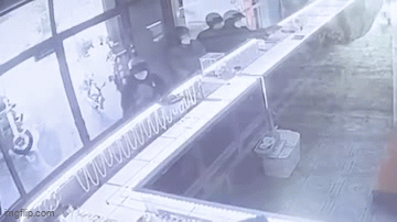 Vụ nhóm đối tượng dùng súng cướp tiệm vàng ở Bình Dương: Hình ảnh camera tiết lộ gì?