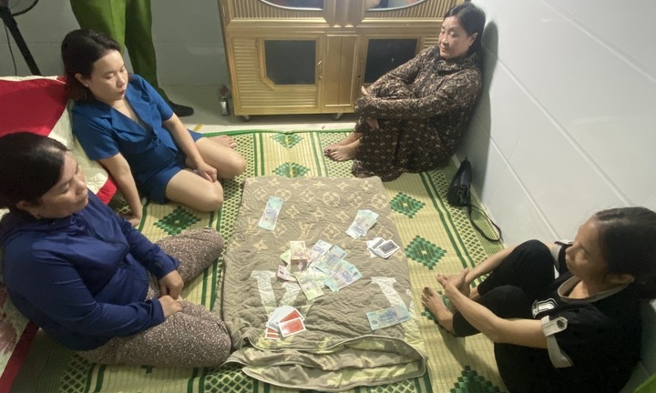 Công an triệt phá sòng bạc của 4 